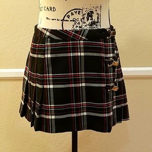 Plaid Pleated Mini Skirt with Buckle Detail - Black/Red